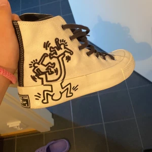 Converse - converse X keith haring Helt nya knappt använda con 9,5/10 , köpt på Zalando 