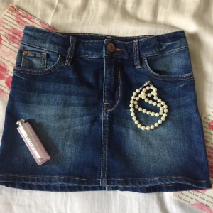 Kort jeanskjol💋 - En supergullig kort jeanskjol som sitter  lite tajt om höften🎀Kontakta mig om du har frågor eller intresse🦢