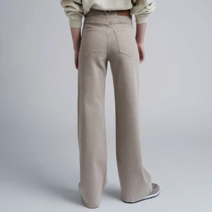 Vida jeans Carin Wester - Beigea/sandfärgade vida jeans. Köpta i somras och använda ca tre gånger så i nyskick!  Obs snabb affär pga flytt💚