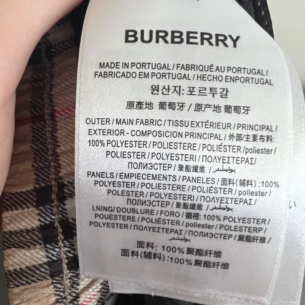 Vintage burberry shorts, gåva från min farbror som bor i UK. Aldrig använt dom för att de inte passar mig. Priset går att diskutera då jag har ingen kvitto på de, de är äkta. Storleken på de är S på dom men skulle passa också som M. Shorts.