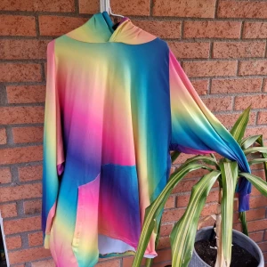 Dollskill CLUB EXX - Dollskill CLUB EXX Super härlig hoodie i tunt material som andas! Perfekt till ett sommar rave eller festival! Bara använd en gång. Nypris: 600:-