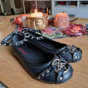 Demonia flats - Häftiga demonia ballerinor med nitat ankelband. Bara använda 1 gång inomhus.  Nypris 900:- Passar både 36/37