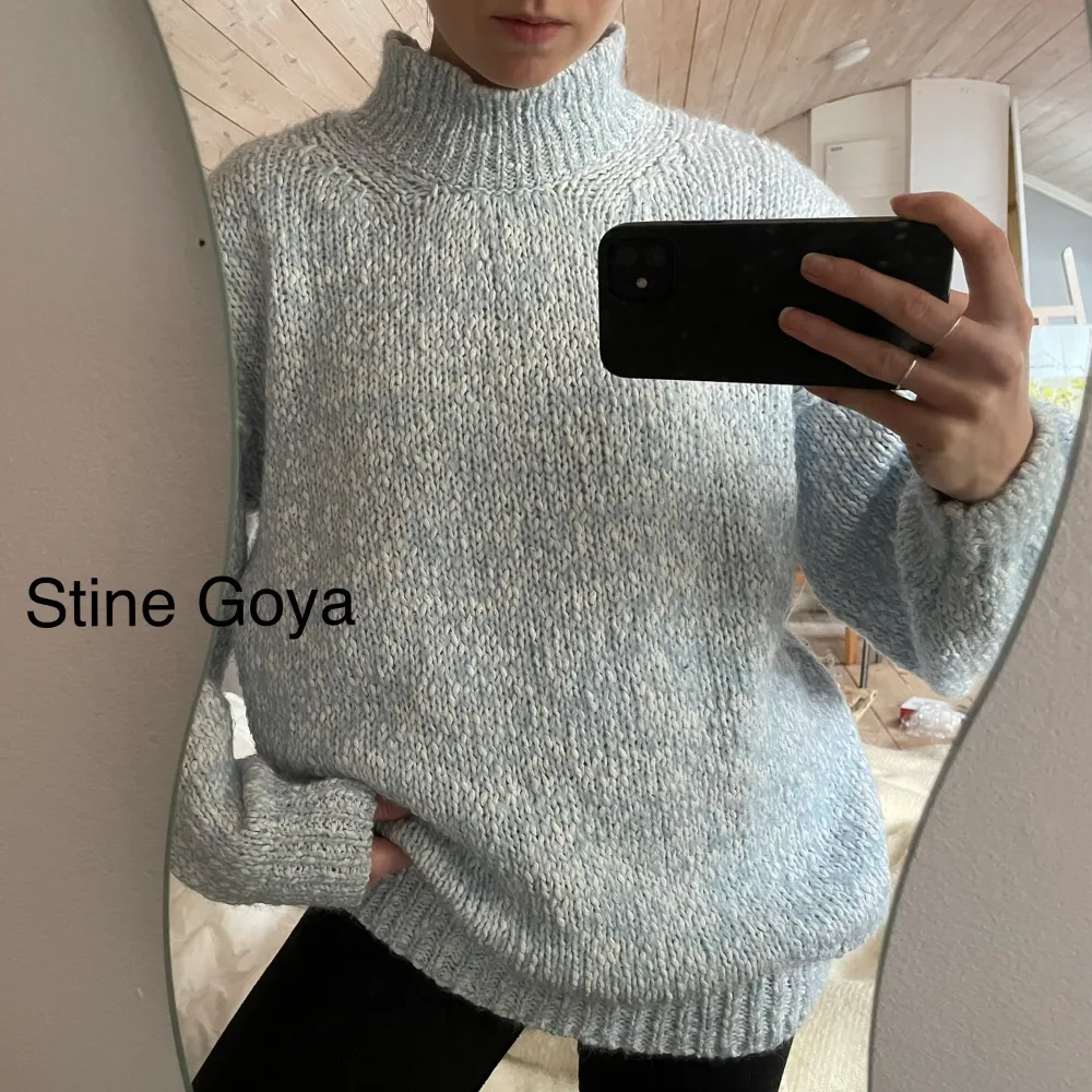 Ljusblå/vit-melerad stickad tröja från Stine Goya. Prototyp så det finns bara en som denna! Storlek xs-s med oversize fit.  Obs snabb affär pga flytt💚. Stickat.