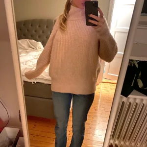 Rosa dröm - Babyrosa sjukt mysig och oversized stickad som är ett måste i höstgarderoben🍂💗Lite nopprig men tycker inte det gör så mycket iom att den är så fluffig 