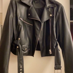 Skinnjacka  - Skinnjacka från Zalando, sparsamt använd. Storlek M men jag skulle säga S-M💕 kan tänka mig att diskutera pris!