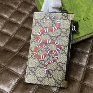 GUCCI KORTHÅLLARE  - Helt ny korthållare som är väldigt populär  Allt på bilden medföljs dvs box dustbag samt prislappen. Har aldrig använt eller testat korthållaren. Kan mötas upp i Malmö och fraktar inom Sverige.