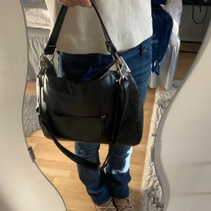 Svart väska  - Rymlig väska från din donna i bra skick🥰 betalning sker via swish!