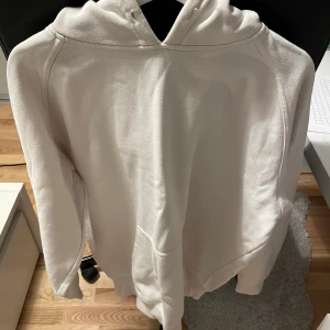 Urban hoodie  - Hel vit Urban hoodie från Zalando. Fräsch och skön. Inga märken eller skador. 