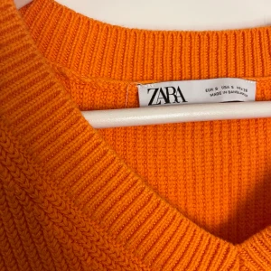 Zara topp - Säljer denna orangea stickade västen från zara! Färgen syns bäst på första bilden, men skulle säga att tröjan är mer neon orange än vad den är på bilden. Skriv för fler bilder💕