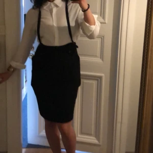 2 för 1  - Vintage Kjol med hängslen, 100kr jag löser frakten💕