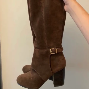 Stövlar  - Mocka stövlar storlek 36,5. Så himla snygga. 