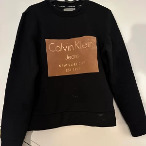 Calvin Klein strl XS - Knappt använd sweatshirt från calvin klein. Tyvärr passar den inte mig längre
