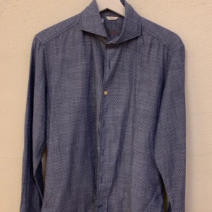 Stenströms skjorta  - Som ni ser på bilden väldigt fint skick.  Blå mönstring skjorta storlek M.