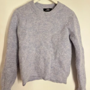 Blå stickad  - Superfin och skön tröja från Bikbok i Alpaca Blend. Säljer då den inte kommer till användning längre. Färgen är ljusblå och kommer inte fram så bra i bilderna. Skriv om du önskar bättre bild på färg💕