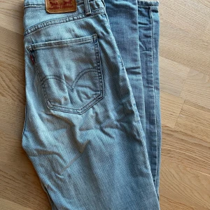 Levis 27/32 Mile high super skinny  - Fina Levis jeans i stl 27/32. Väldigt stretchiga och sköna vardagsjeans men passar även till fest.   Endast använda ett fåtal gånger då dom tyvärr är för stora för mig. 