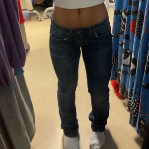 Lågmidjade jeans - Säljer dessa lågmidjade jeans då de inte kommer till användning då de är lite för små. Är inte säker på storleken då de inte står 