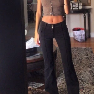 Agatha pants brandy melville - Helt nya Mörkblå lågmidjade byxor från brandymelville köpta för 40€. Aldrig använda då de är lite för små för mig. Storlek one size (small), skulle säga passar en xs och s🥰 250kr plus frakt 