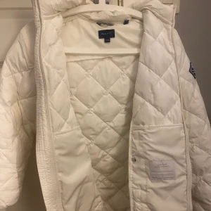 Vit dunjacka - Jag säljer min superfina vita jacka från Gant. Den är köpt för nåt år sedan och knappt använd så den är i nyskick. Säljer pga. att den knappt kommer till användning. Kontakta mig vid intresse. Köparen står för frakten💕