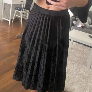 Säljer en jättefin kjol från dimoda🖤den passar alla kroppar då den har resår i midjan:) använd mycket av mig men den håller sig som ny fortfarande ❤️🥰👌🏼