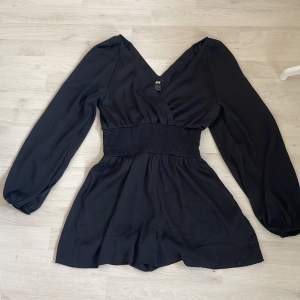 Supersnygg kort svart jumpsuit ifrån H&M! Är rätt så ny och är i inte så använd.  Den är i väldigt bra skick och är i storlek M❤️Frakt 66kr spårbart❤️