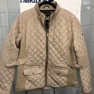 Helt ny jacka från HOLLIES STOCKHOLM - Hej! Jag säljer denna otroligt fina jacka som jag köpte för något år sedan. Den har aldrig använts. Etiketter hänger fortfarande kvar. Jackan har stretch-tyg på sidorna och är prydd med detaljer överallt. Fantastiskt fin kvalité. 