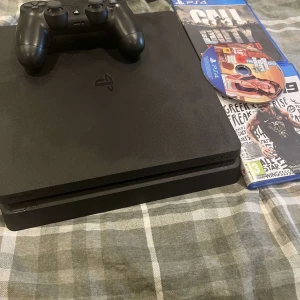 Ps 4 Slim - Hej hjälper min kusin att sälja hennes Ps 4 slim som hon köpte för 2 år sen som inte har använts så mycket. En Ps 4 kontroll medföljer med samt några spel,  Gta 5, Call of duty och Nba 19.