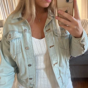 Jeans jacka - Jeans jacka använd 1 gång. Köpt från Pull&Bear, ordpris 499 kr