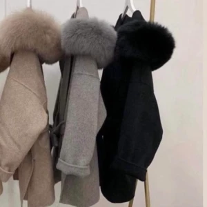 Svart pälskappa - Jätte fin men har köpt likadan i annan färg, heeelt som ny, skriv om ni vill ha mer info eller bilder privat, strl s men är oversized💕 nypris: 1895 plus tull på 90kr