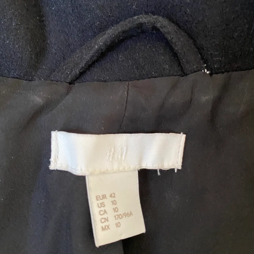 Säljer denna sjukt snygga kappa ifrån H&M! Står storlek 42 i men skulle säga att den mer är runt 38. Perfekt nu till hösten🍂😍KVAR. Jackor.