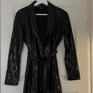 Paljettklänning  - Skitsnygg paljettklänning! Använd en gång på nyår ser som ny ut! Perfekta klänningen på nyår eller andra tillställningar!