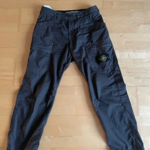 Stone island byxor - Tjena!  Säljer Stone island byxor. Använda väldigt få gånger. Kvitto finns. Säljes nya för 2500-3000kr. Är i W29(strl M) är sitter snyggt. Hör av dig för fler bilder eller frågor