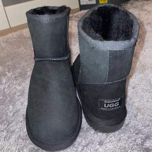 Helt nya och oanvända ÄKTA uggs i storlek 37.  Säljer pga för små för mig. Dessa är köpta när jag var i Australien (där uggs tillverkas) och dessa har en stabil sula samt är även vattenavvisande, därav kallas dem ”Uggs Shearers”