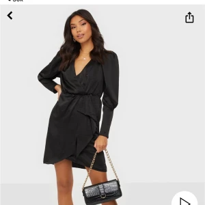 Svart klänning - En ny svart klänning från Vila i strl 36! Passar mig som är S/M & 160 cm lång, den blir lite längre på mig så passar även någon som är längre än så! Super fin och sitter smickrande mot kroppen! Säljer då den inte kommer till användning. Ord pris 600:- 🖤🖤