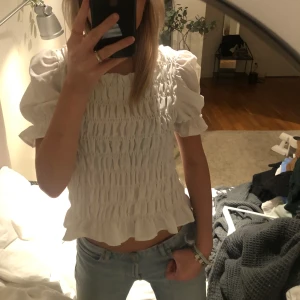 Blus - Vit topp/ blus i nytt skick. Kan mötas upp i Stockholm och frakta! (Köparen står för frakten)