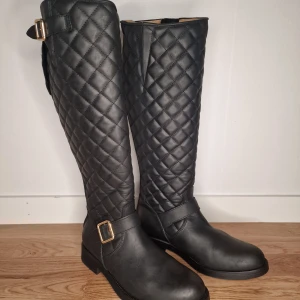 Johnny bulls boots 38 - Jätte fina johnny bulls boots i storlek 38.  Är som nya, ett litet märke högst upp på skon, se sista bilden.  Tyvärr lite för små för mig annars hade jag behållt dom.  Nyss insmorda med skokräm för läder.   Finns i Kristinehamn, kan skickas mot porto.