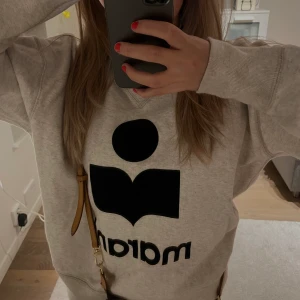 Marant Tröja - Min fina Isabel Marant tröja med krage. Superfint skick inte andvänd många gånger, spontan köpte i sommras på NK för 2800kr. Säljer därav att den inte kommit till så mycket andvändning.