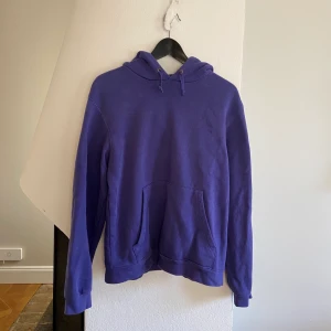 Lila hoodie strl S - Lila hoodie i storlek S. Sitter true to size! Inga skador eller noppror på plagget! 