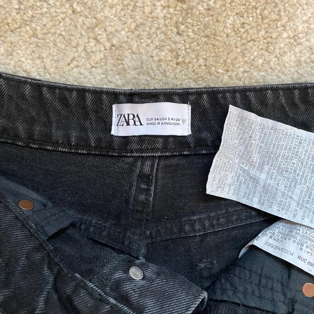 Straight leg Jeans ifrån zara som är mid waist. Använda 1 gång så dom är som nya. Köpta för 359. (Skriv privat för fler bilder). Jeans & Byxor.
