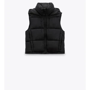 Zara väst - Säljer min Zara väst i strl L då den är för stor för mig men passar om man gillar oversized. Skriv för bilder.