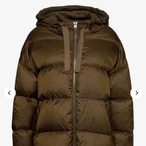 Vinterjacka puffer  - Säljer min vinterjacka från förra året (användes mindre än halva vintern). Köpt från stan studios i färgen Khaki green. Några fläckar på den (går bort hos kemtvätten) därav det väldigt billiga priset. Nypris 4500kr. Bättre pris vid snabb affär! 💓🥰