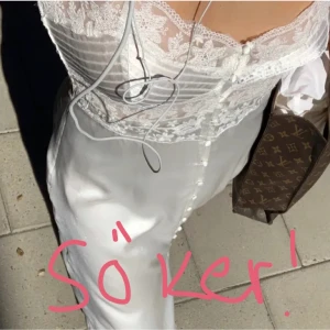 Söker denna satin klänning från zara - Söker denna klänning! Skriv om du har oavsett storlek 