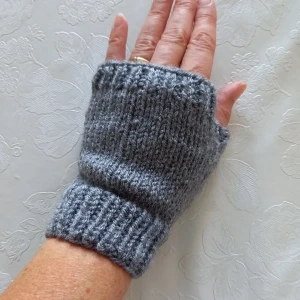 Nya mörkgrå torgvantar stl S-L - VINTERREA! Ett par nya, gråa torgvantar. Jag har stickat dem i ett garn som är varmt och skönt, men inte stickigt. Kan tvättas i 40 grader. Pris  87kr+ frakt som vanligt brev. Totalt 100 kr inkl. frakt. Ord pris 115 kr. Följ mig så ser du nya annonser!