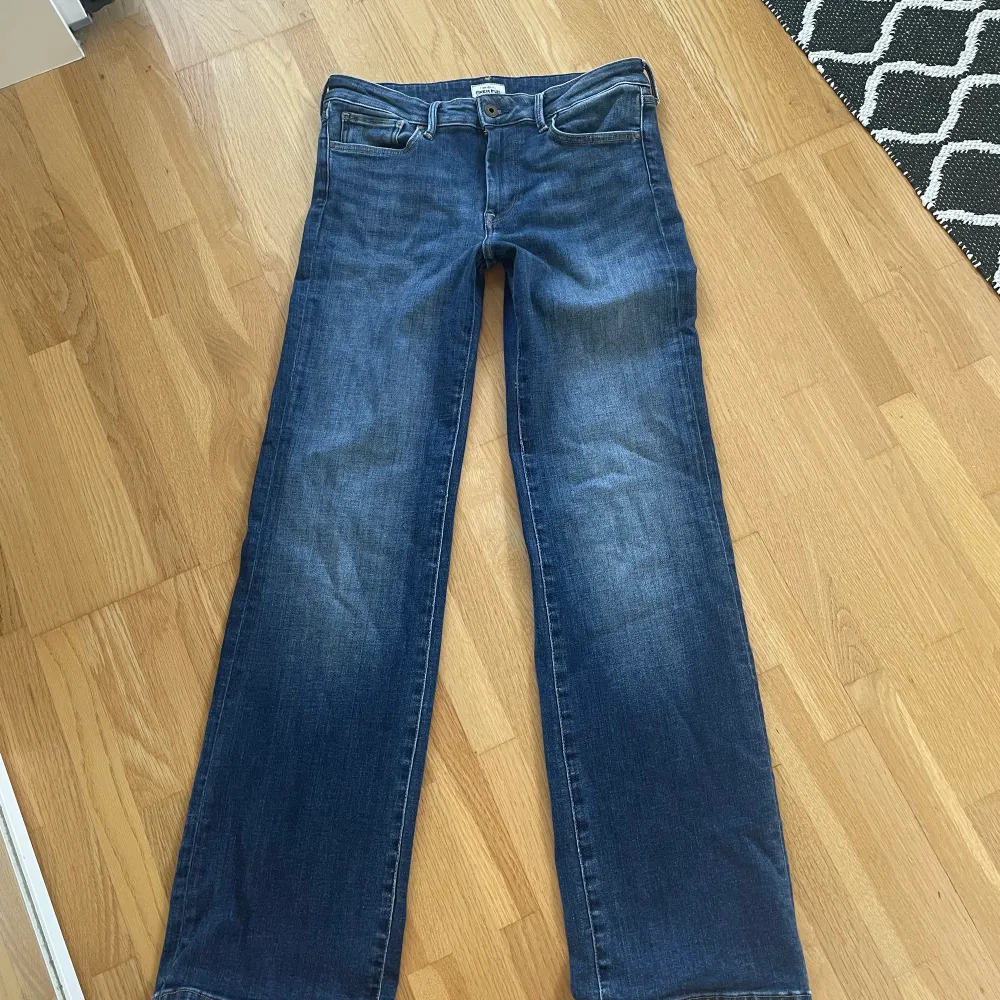 Pepe jeans mid waist i storlek 31/32. Bra skick. Innerbenslängd 83 midjemått rakt över 40💕. Jeans & Byxor.