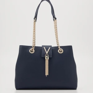 Valentino  - Säljer min fina valentino väska för att jag har många andra väskor. Köpt för 1400kr och säljer för 1000kr då jag bara använt väskan fåtal ggr. Väskan är i nyskick. Skriv om du vill ha fler bilder. 😊