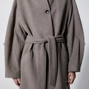 Ny Dagmar kappa  - Säljer helt ny kappa från Dagmar i ull. Storlek 34. Pris 4000kr  Nypris 6000kr  https://www.houseofdagmar.com/se/cameron-coat?gclid=EAIaIQobChMI8rCazfrX-gIVCaOyCh155AXSEAQYAiABEgL4S_D_BwE