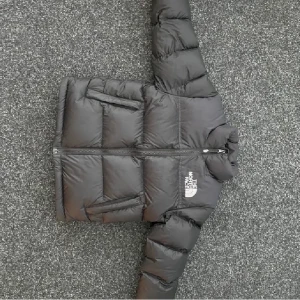 The north face - Är ca 156, inga defekter och sickar självklart post bevis innan Swish🫶🏻(💓NY PRIS ÖVER 2 TUSEN )