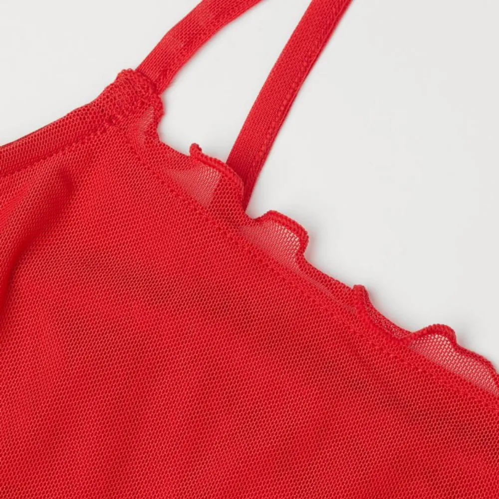 Röd klänning från H&M i storlek m. Säljer för 35 kr + frakt ♥️♥️ Storlek M. Skriv för mer information eller bilder 🌞🌞. Klänningar.