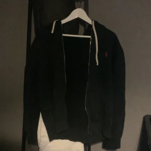 Polo ralph lauren zip - Bra skick  Nypris 1600kr  Tröjan är storlek M men sitter mer som S