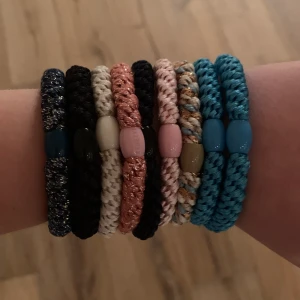 Knekkis  - Säljer dessa super coola armband/hårsnoddar❤️ säljer då jag inte använder dem! De är 25kr/styck! Obs säljer alla tillsammans! OBS TRYCK EJ PÅ KÖP DIREKT