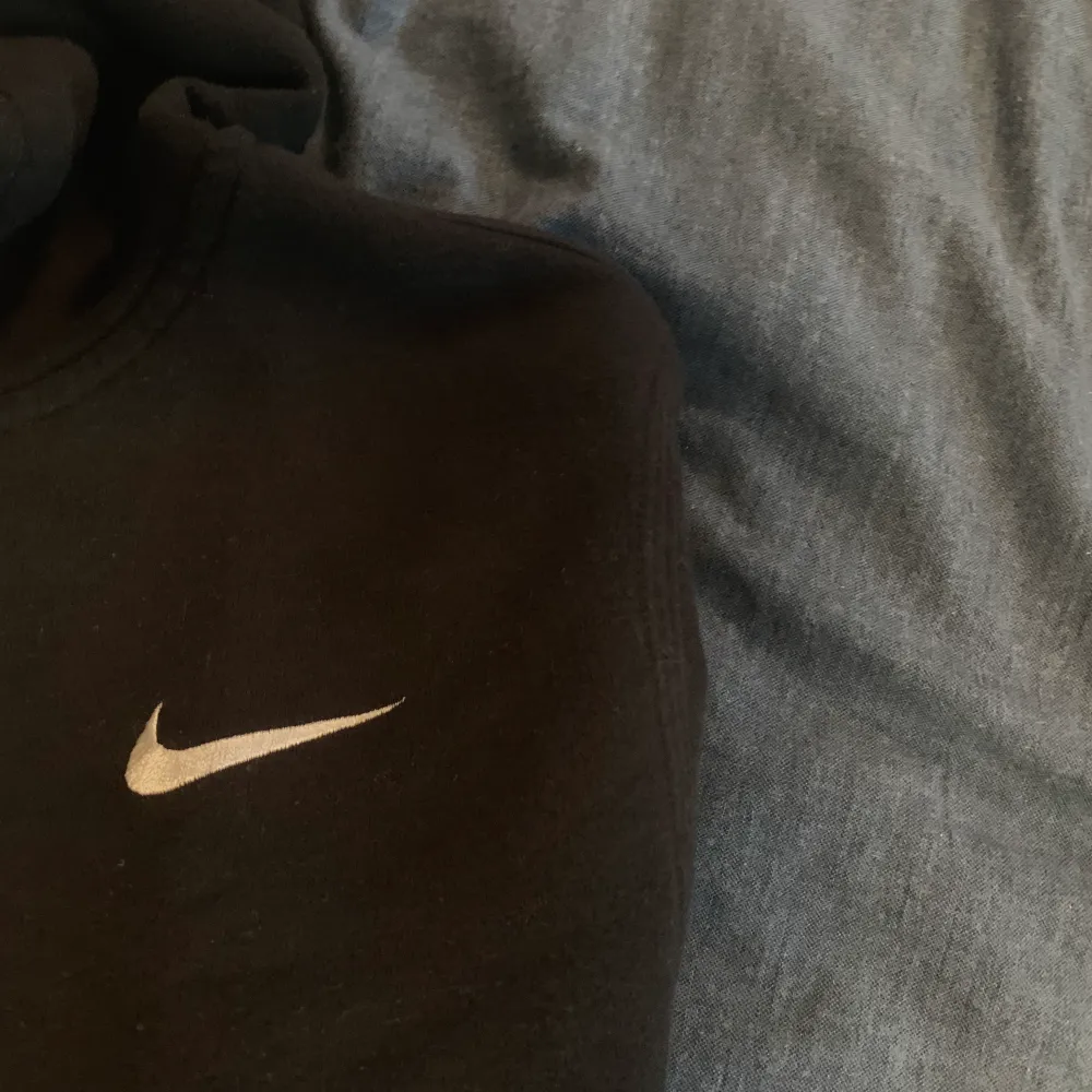 En svart hoodie från Nike. Köpt för ca 2 år sedan och kommer ej till användning. Är i storlek XL (barn) men passar en XS/S:) Skriv för fler bilder💕Köparen står för frakten!. Hoodies.